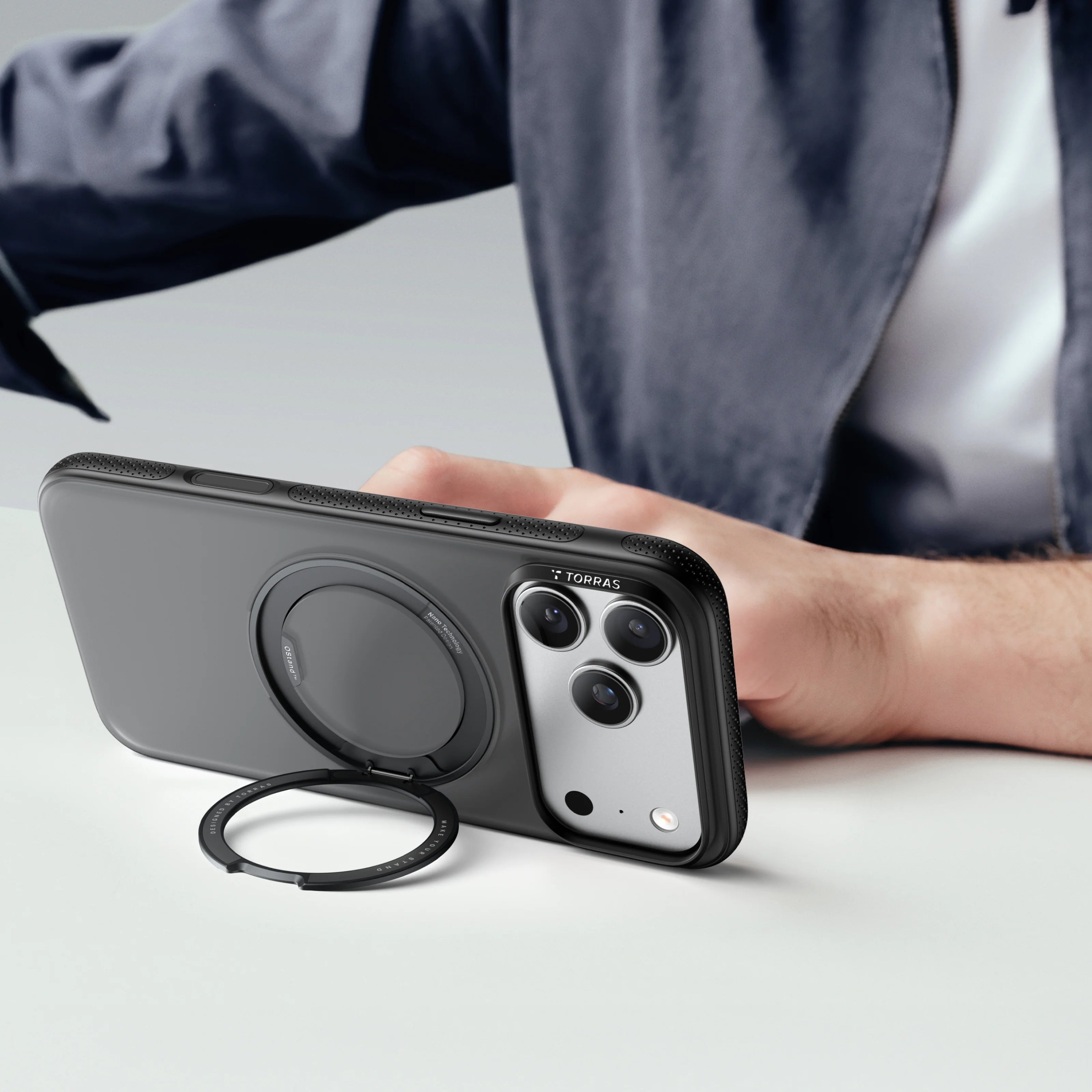 Capa TORRAS Ostand O3 Fitness para iPhone 17 Pro Max